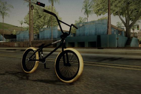 BMX z kremowymi oponami pod palmami — kadr z gry