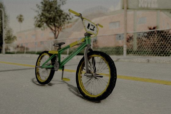 Zielony BMX na chodniku — kadr z gry