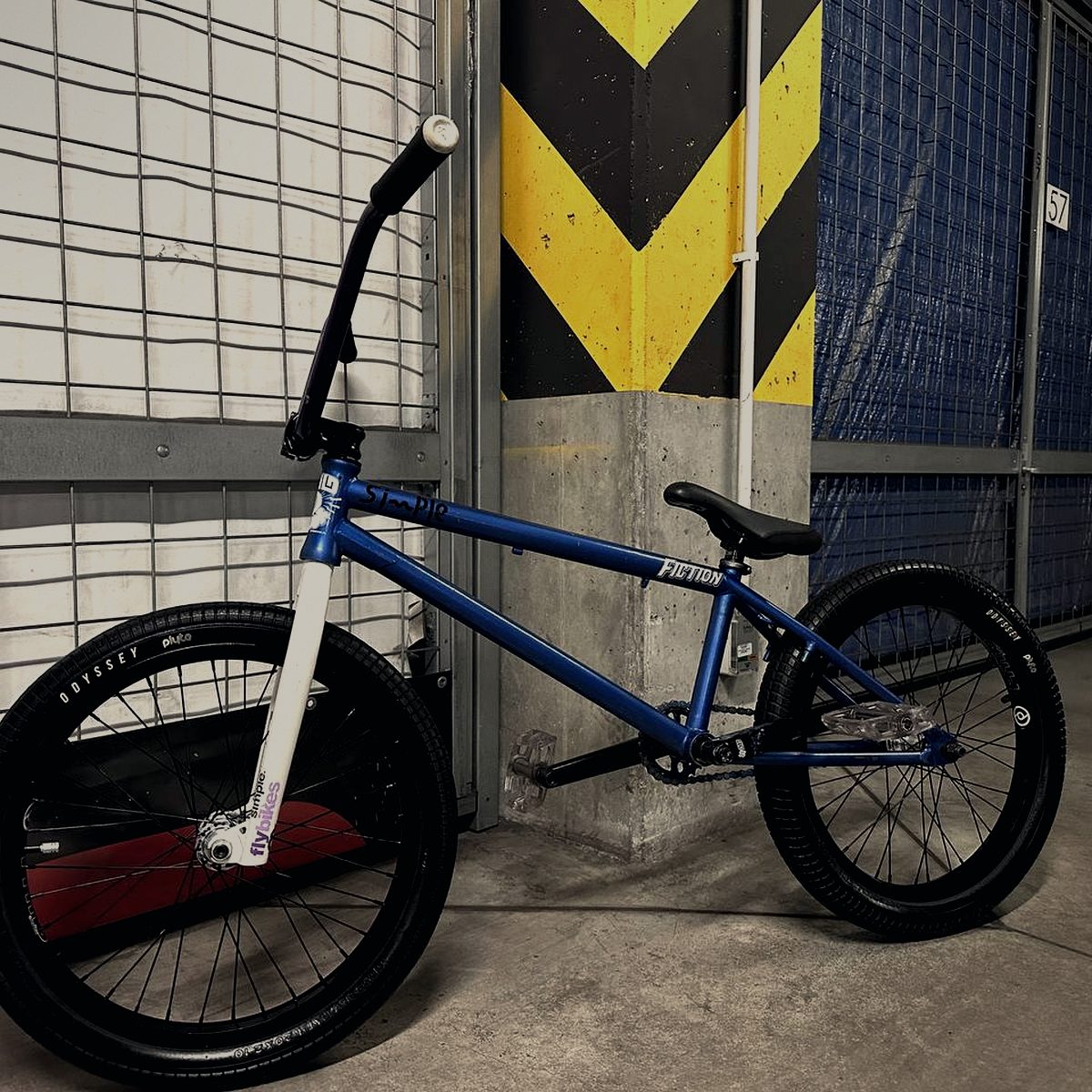 Custom BMX Simple z widelcem Flybikes i piastami Profile — rower z oferty BAMBASOV BMX